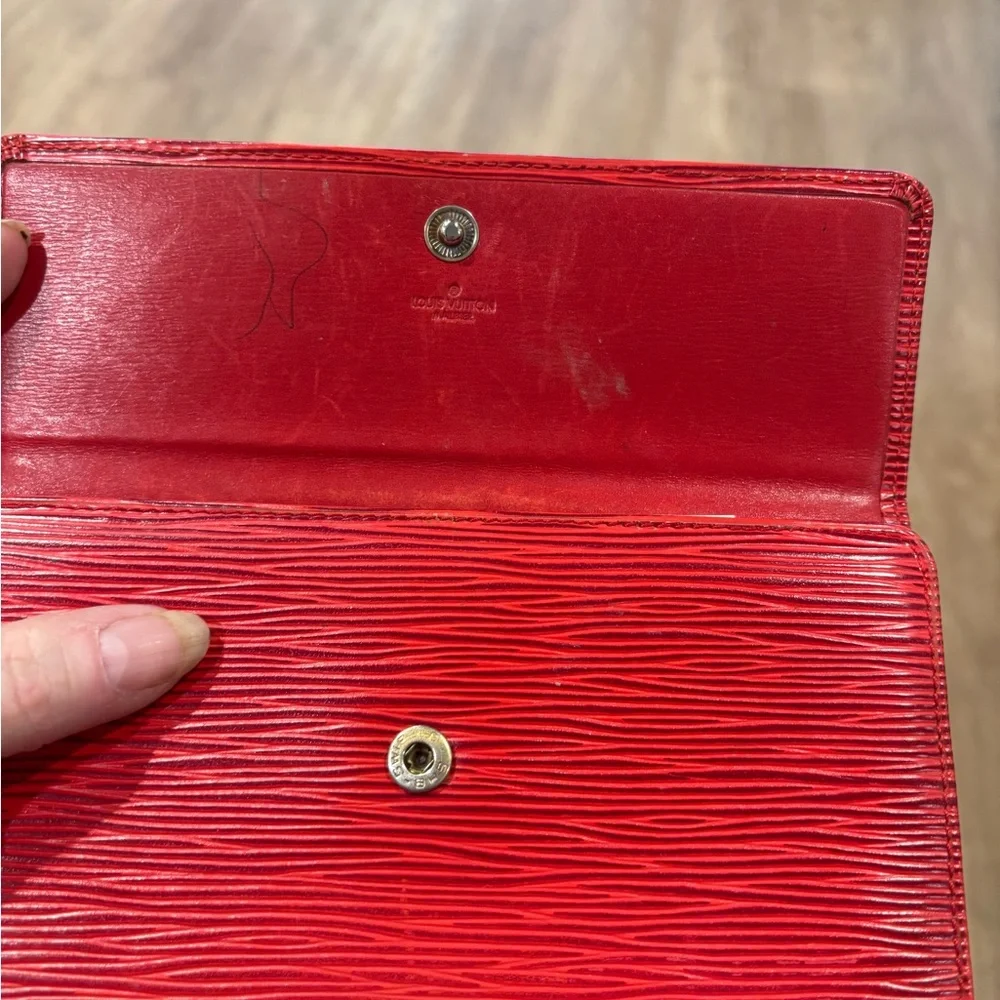 VINTAGE Louis Vuitton Vibrant Red Epi Leather Wallet - Picture 2 of 11